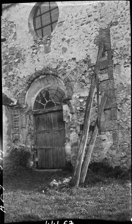 Porte d'entrée ; mur fissuré, étais