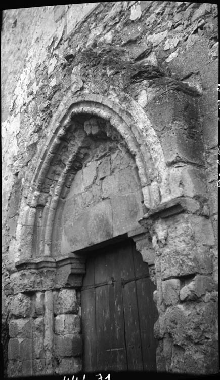 Porte d'entrée ; mur dégradé