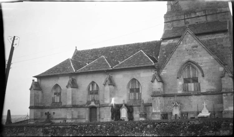 Façade latérale donnant sur le cimetière