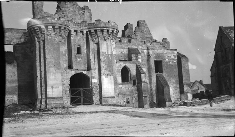 Porte d’entrée de l’enceinte ; ruines