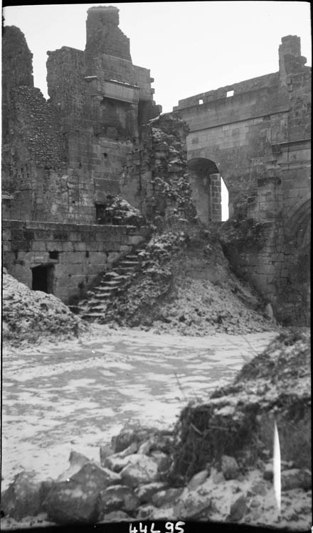 Intérieur de l’enceinte ; ruines