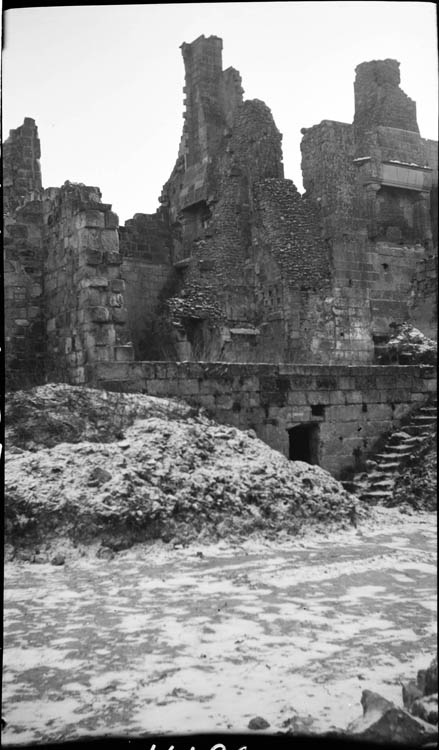 Intérieur de l’enceinte ; ruines