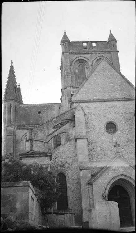 Vue de l'entrée avec le transept et le clocher