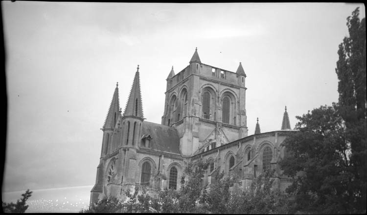 Vue d'ensemble avec le clocher, la nef et le transept