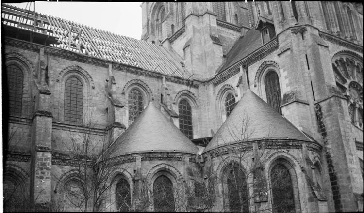 Nef et absidioles ; toiture en travaux