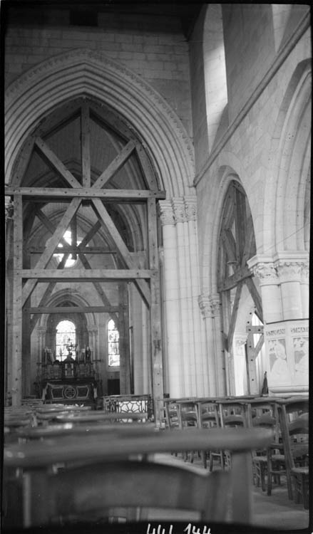 Intérieur, nef ; arcades étayées