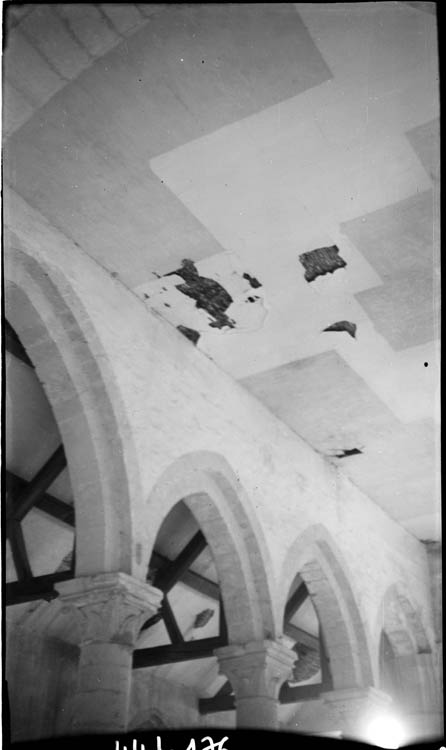 Intérieur, grandes arcades ; plafond dégradé