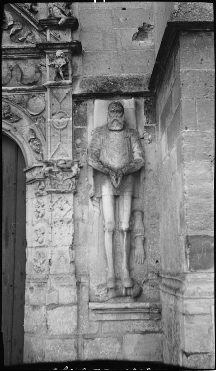 Une des deux statues en bas-relief encadrant la porte (droite)