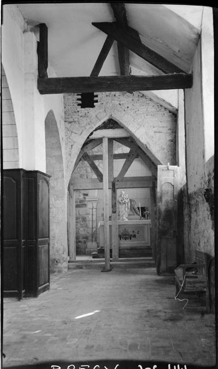 Intérieur, bas-côté ; arcade étayée