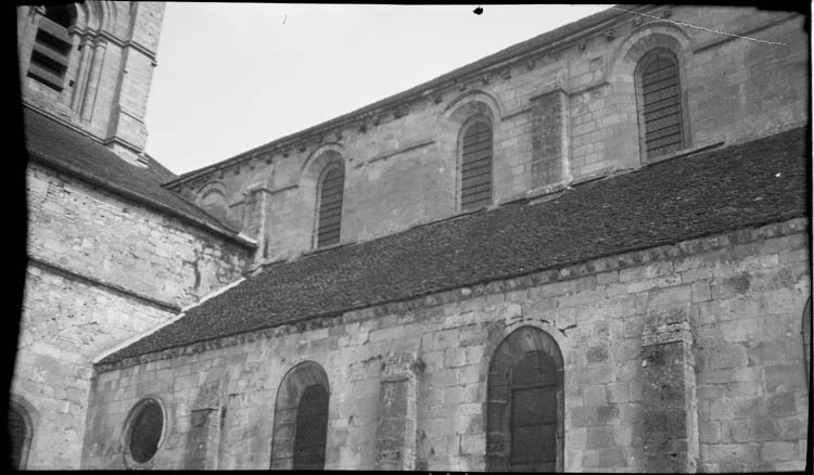 Fenêtres hautes et toiture du bas-côté