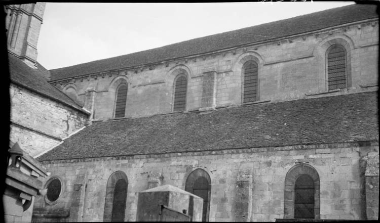 Fenêtres hautes et toiture du bas-côté