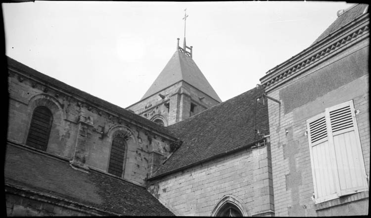 Clocher et fenêtres hautes