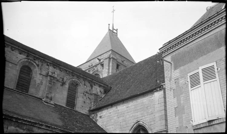 Clocher et fenêtres hautes