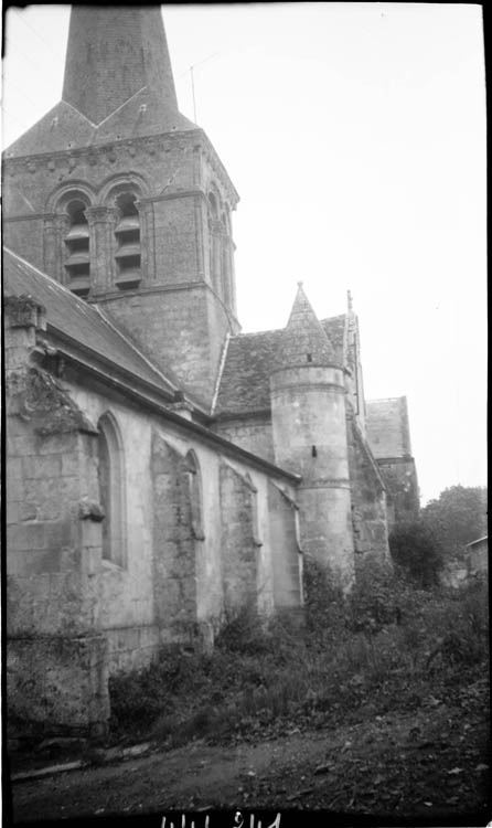 Vue d'une façade latérale et du chevet