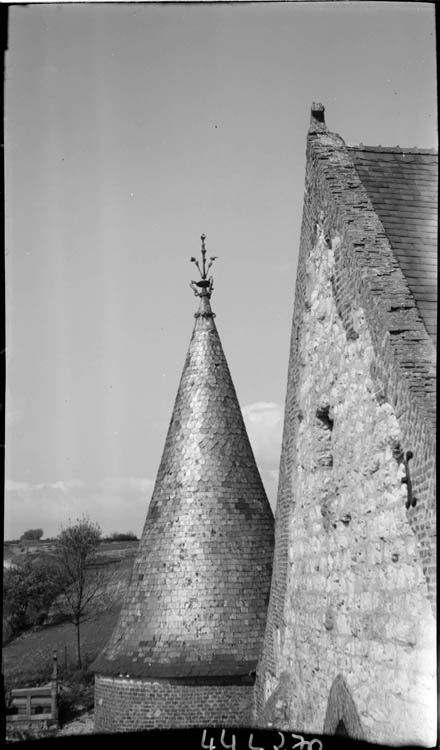 Vue de la toiture d'une tour et d'un mur pignon