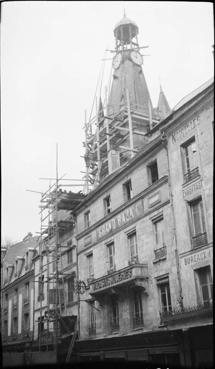 Tour échafaudée ; façades des commerces sur la place