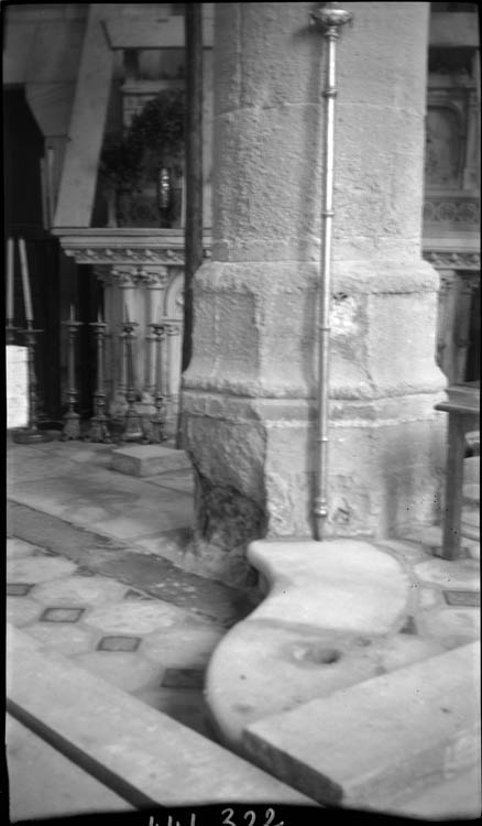 Pile à l'entrée du choeur au nord