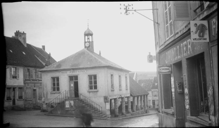 Vue des halles et de la mairie