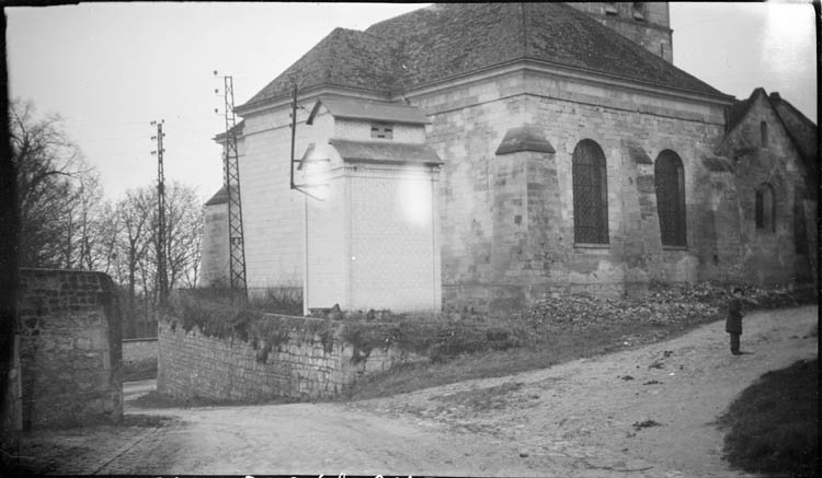 Chevet ; installations électriques aux abords de l’église