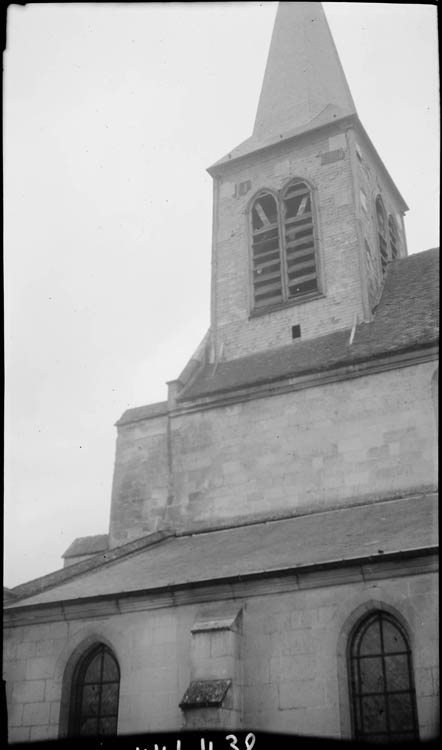 Clocher, mur de la nef et fenêtres du bas-côté