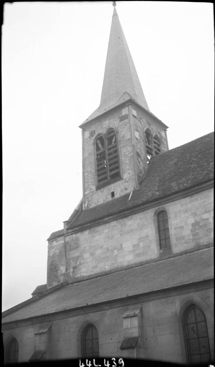 Clocher, mur de la nef et fenêtres du bas-côté