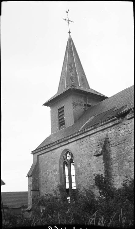 Clocher et façade latérale ; verrière absente, toiture dégradée