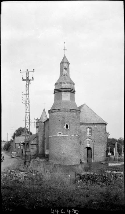 Clocher et façade principale ; pilône électrique