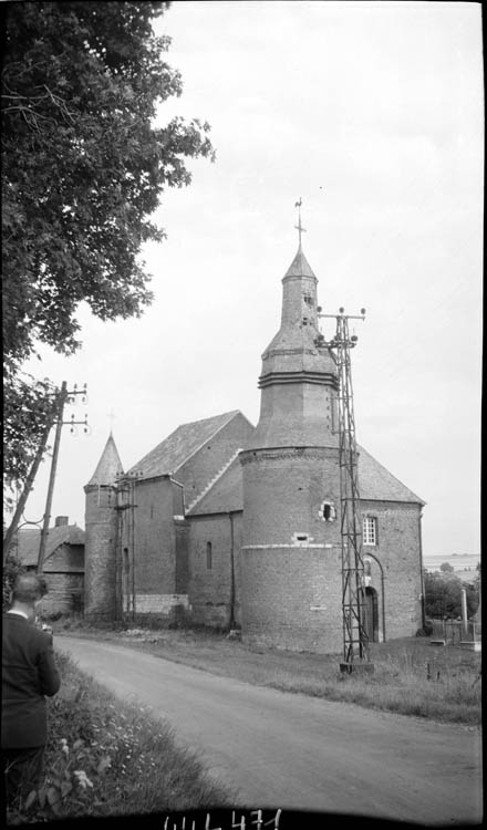 Clocher et façade latérale ; pilône électrique