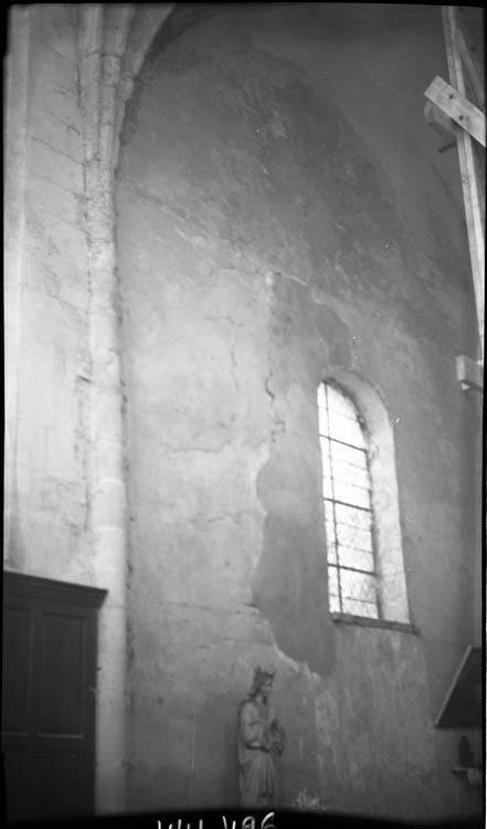 Intérieur, colonne engagée et fenêtre