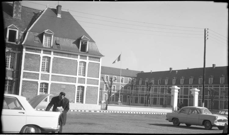 Vue d'ensemble de la caserne ; automobiles