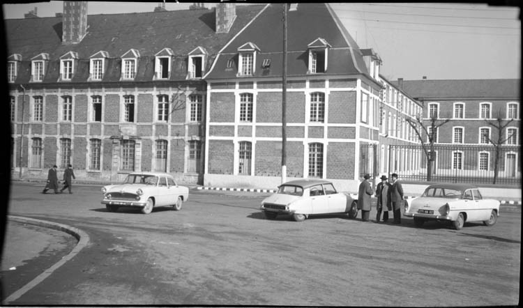 Vue d'ensemble de la caserne ; automobiles