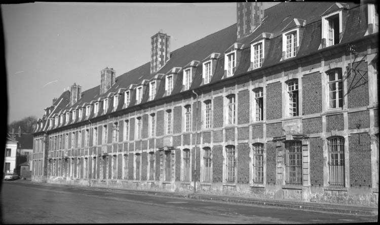 Façade sur rue de la caserne