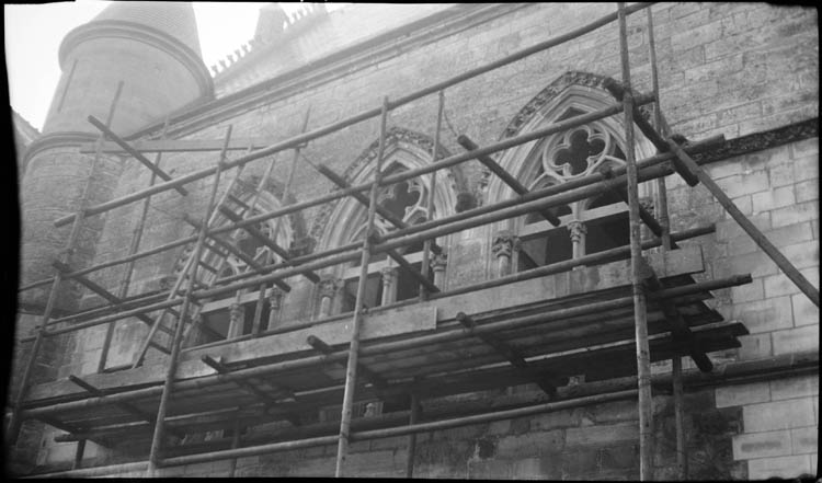 Fenêtres en tiers-point en cours de restauration ; échafaudage