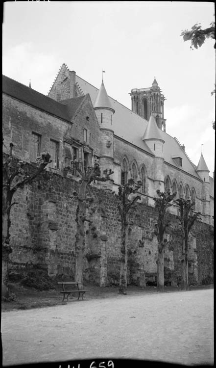 Vue depuis la promenade longeant les remparts en contrebas