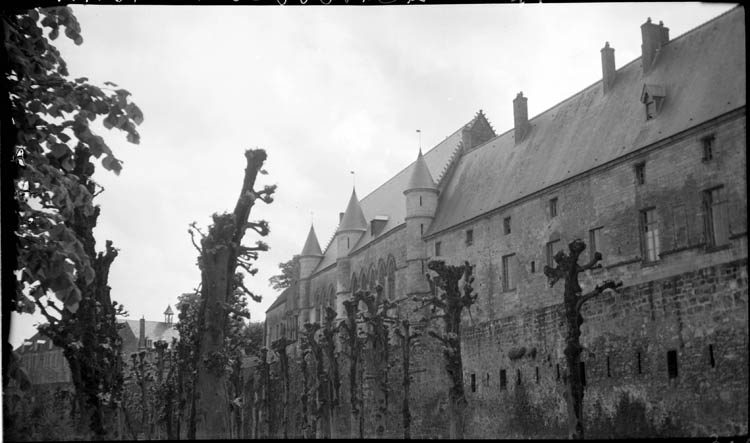 Vue depuis la promenade longeant les remparts en contrebas