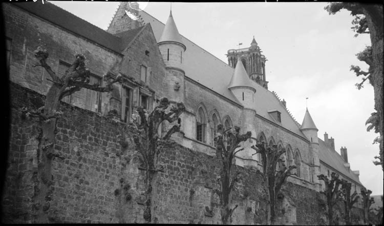 Vue depuis la promenade longeant les remparts en contrebas