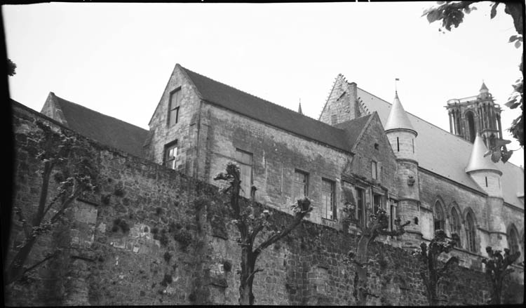 Vue depuis la promenade longeant les remparts en contrebas