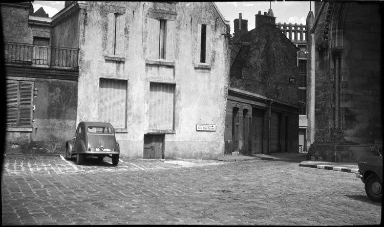 Abords ; automobile deux-chevaux