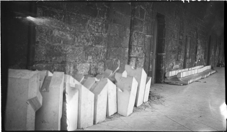 Base du mur ; matériaux de restauration entreposés