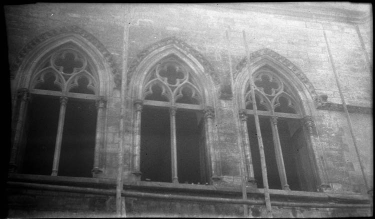 Fenêtres en tiers-point en cours de restauration ; échafaudage