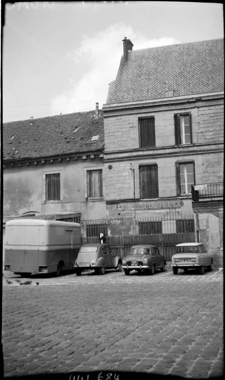 Abords ; enseigne de vins et spiritueux, automobiles