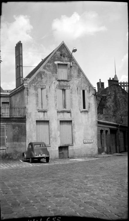 Abords ; automobile deux-chevaux