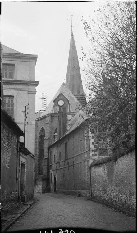 Vue sur le clocher depuis une rue débouchant sur le chevet