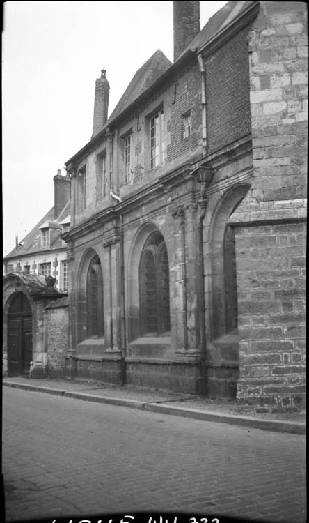 Façade latérale ; portail du presbytère