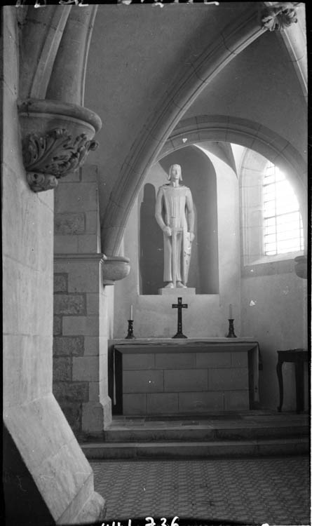 Retombée des nervures de la voûte vers le choeur ; autel et statue de saint Louis