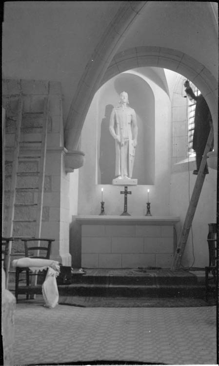 Retombée des nervures de la voûte vers le choeur ; autel et statue de saint Louis ; travaux en cours