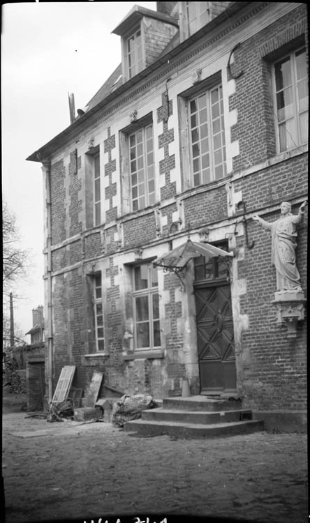 Façade sur cour ; statue à droite de la porte d’entrée