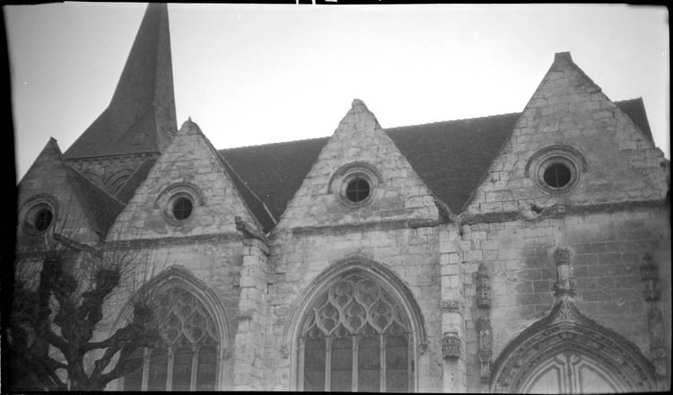 Vue partielle de la façade latérale, pignons formés par les chapelles