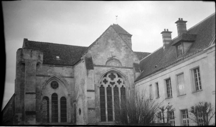 Transept et nef ; angle avec le bâtiment construit contre l’église