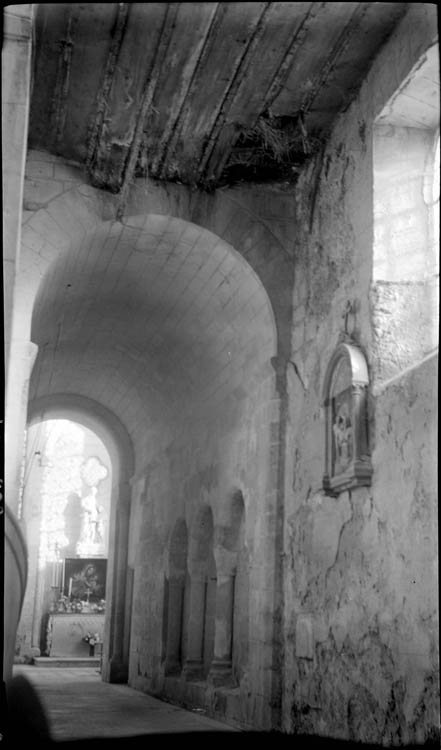 Intérieur, bas-côté sud ; délabrement du plafond